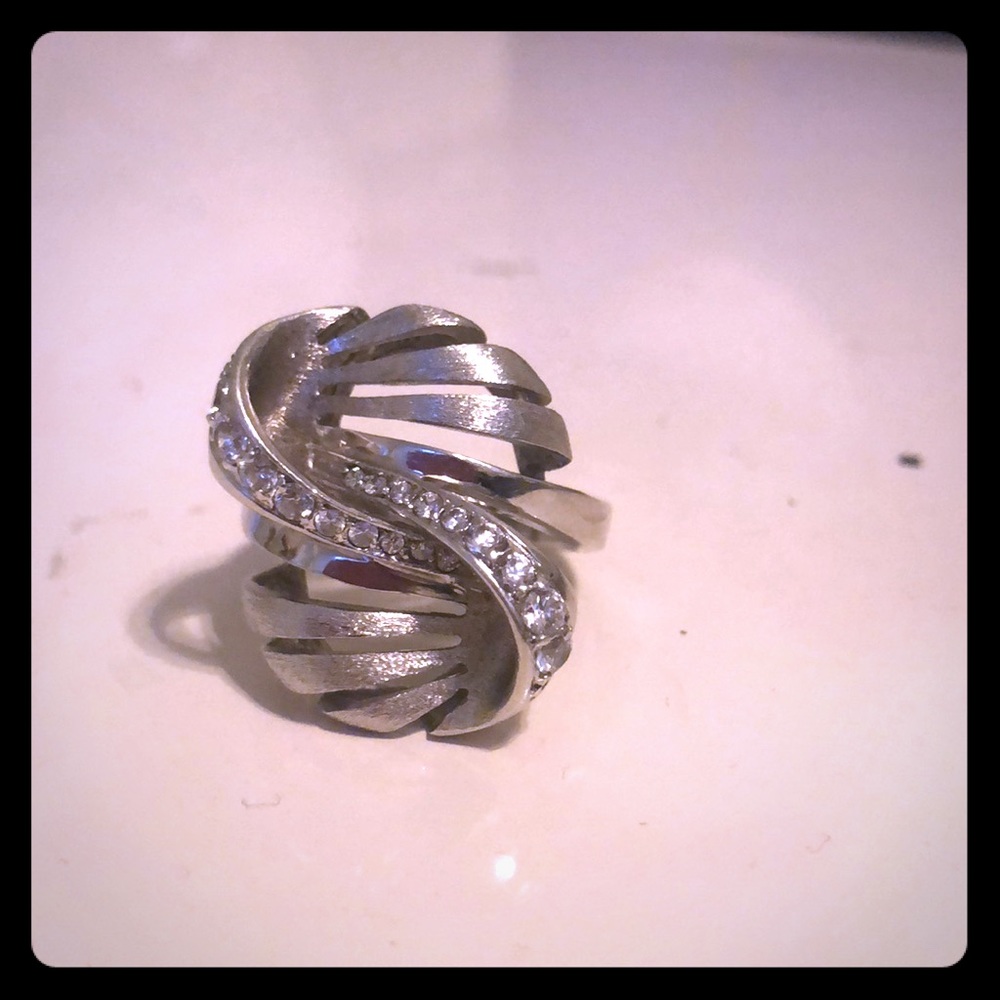 Wavy ring